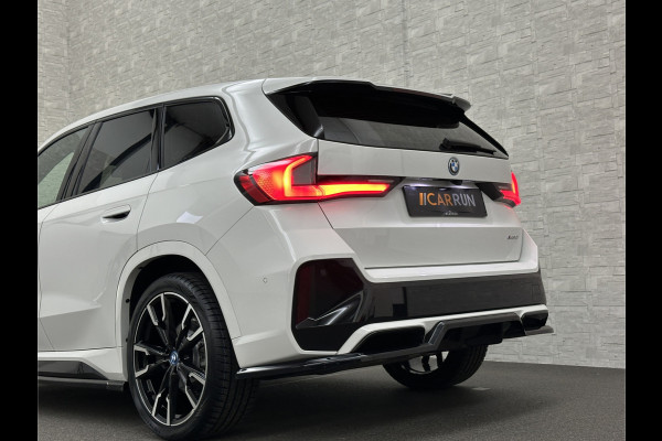 BMW iX1 30 313pk X-Drive M-Sport Performance | Adaptief Led | Sportstoelen | Keyless | 35390,= Exl. BTW | 4WD | Adaptieve Cruise en Struurwielverw. voorbereid | Antraciet Hemel | Carplay | Sfeerverlichting | 1200kg Trekgewicht | Camera | Bovag Garantie.