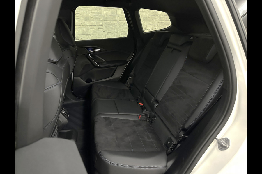 BMW iX1 30 313pk X-Drive M-Sport Performance | Adaptief Led | Sportstoelen | Keyless | 35390,= Exl. BTW | 4WD | Adaptieve Cruise en Struurwielverw. voorbereid | Antraciet Hemel | Carplay | Sfeerverlichting | 1200kg Trekgewicht | Camera | Bovag Garantie.