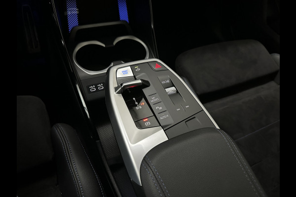 BMW iX1 30 313pk X-Drive M-Sport Performance | Adaptief Led | Sportstoelen | Keyless | 35390,= Exl. BTW | 4WD | Adaptieve Cruise en Struurwielverw. voorbereid | Antraciet Hemel | Carplay | Sfeerverlichting | 1200kg Trekgewicht | Camera | Bovag Garantie.