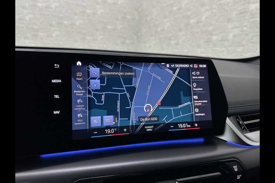 BMW iX1 30 313pk X-Drive M-Sport Performance | Adaptief Led | Sportstoelen | Keyless | 35390,= Exl. BTW | 4WD | Adaptieve Cruise en Struurwielverw. voorbereid | Antraciet Hemel | Carplay | Sfeerverlichting | 1200kg Trekgewicht | Camera | Bovag Garantie.