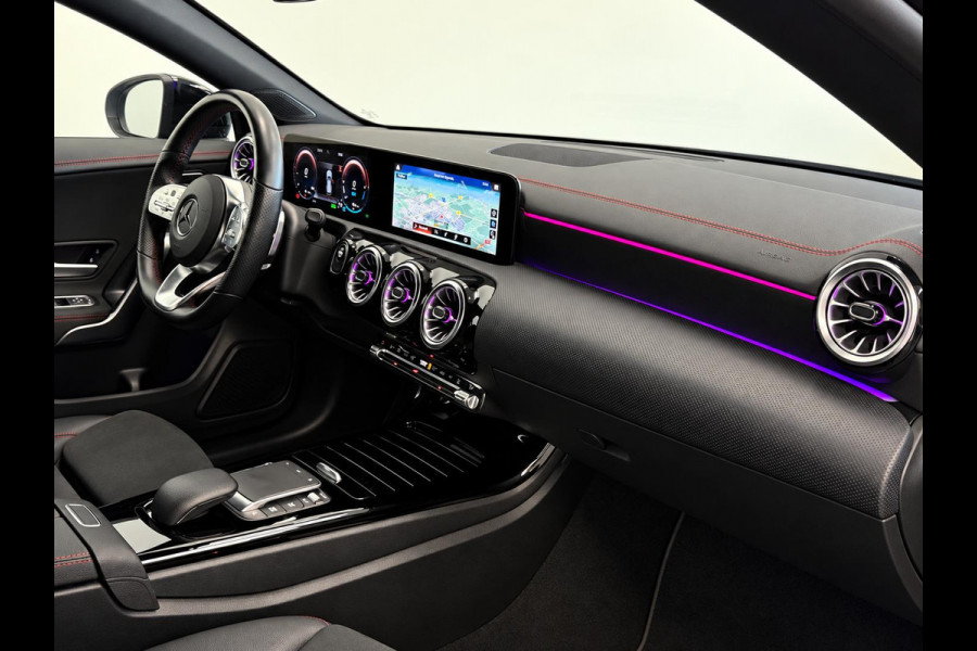 Mercedes-Benz CLA-Klasse Shooting Brake 250 e AMG Limited PHEV SoH 97%  AMG  Leder Alcantara Camera Navigatie Apple CarPlay Stoelverwarming Sfeerverlichting Elektrische achterklep Wireless charging