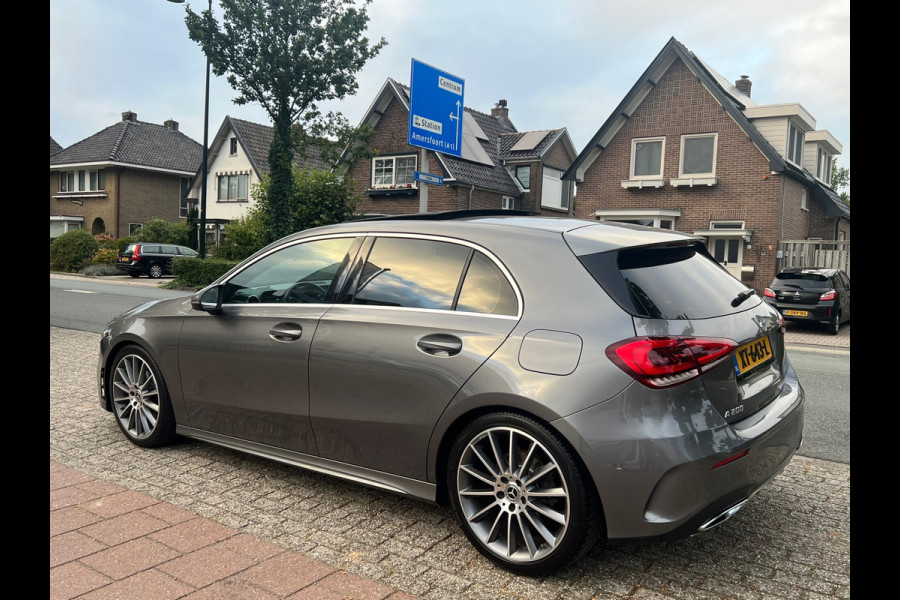 Mercedes-Benz A-Klasse 200 Premium AMG Pakket Panoramadak !