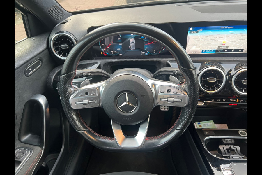 Mercedes-Benz A-Klasse 200 Premium AMG Pakket Panoramadak !