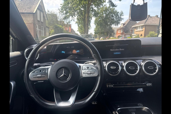 Mercedes-Benz A-Klasse 200 Premium AMG Pakket Panoramadak !