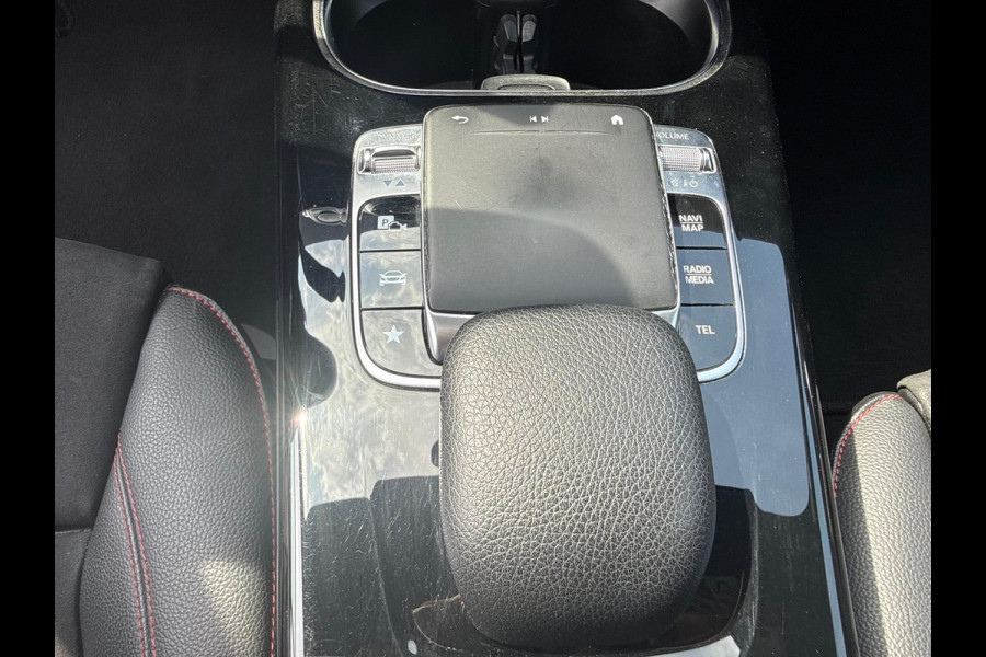 Mercedes-Benz A-Klasse 200 Premium AMG Pakket Panoramadak !