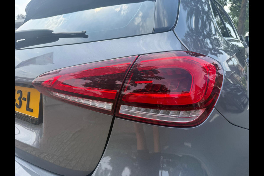 Mercedes-Benz A-Klasse 200 Premium AMG Pakket Panoramadak !