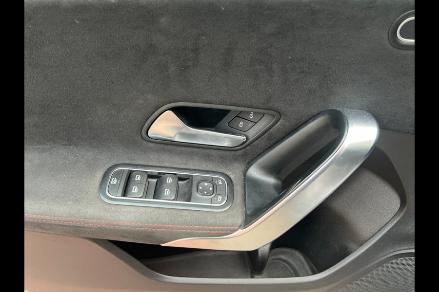 Mercedes-Benz A-Klasse 200 Premium AMG Pakket Panoramadak !