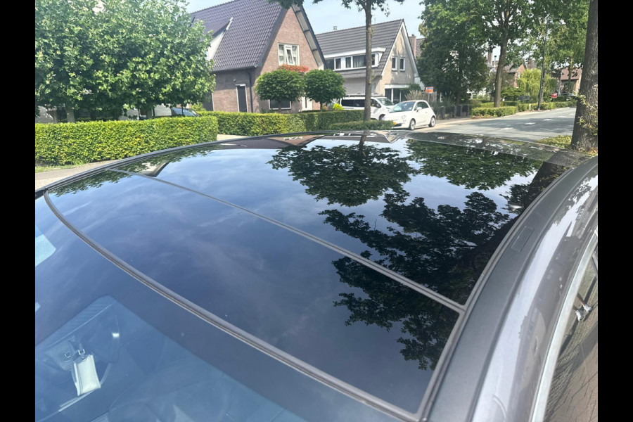 Mercedes-Benz A-Klasse 200 Premium AMG Pakket Panoramadak !