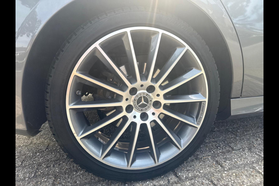 Mercedes-Benz A-Klasse 200 Premium AMG Pakket Panoramadak !