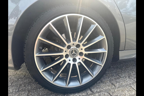 Mercedes-Benz A-Klasse 200 Premium AMG Pakket Panoramadak !