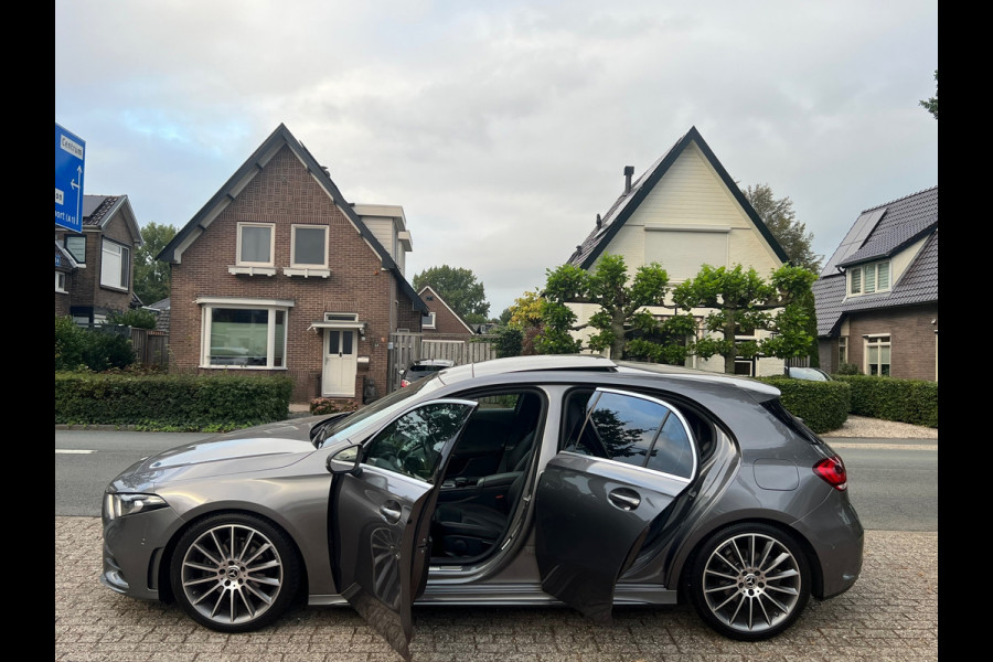 Mercedes-Benz A-Klasse 200 Premium AMG Pakket Panoramadak !