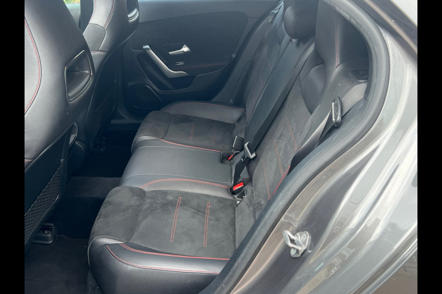 Mercedes-Benz A-Klasse 200 Premium AMG Pakket Panoramadak !