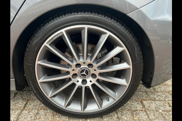 Mercedes-Benz A-Klasse 200 Premium AMG Pakket Panoramadak !