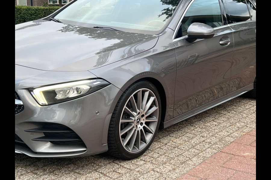 Mercedes-Benz A-Klasse 200 Premium AMG Pakket Panoramadak !