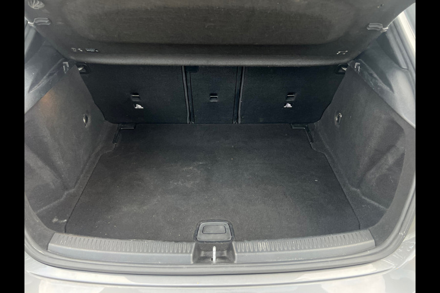 Mercedes-Benz A-Klasse 200 Premium AMG Pakket Panoramadak !