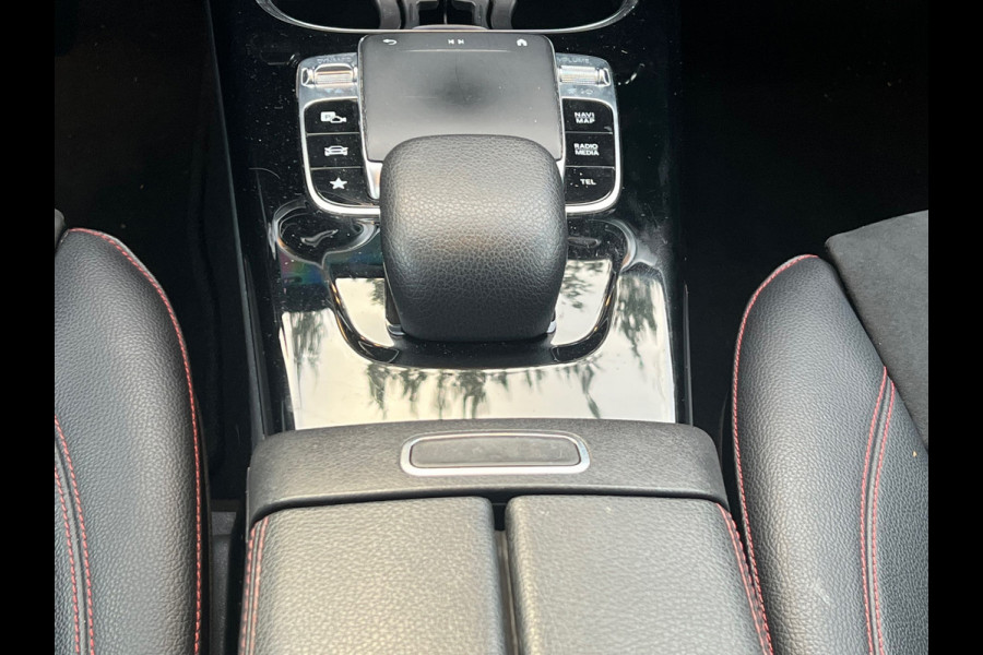 Mercedes-Benz A-Klasse 200 Premium AMG Pakket Panoramadak !