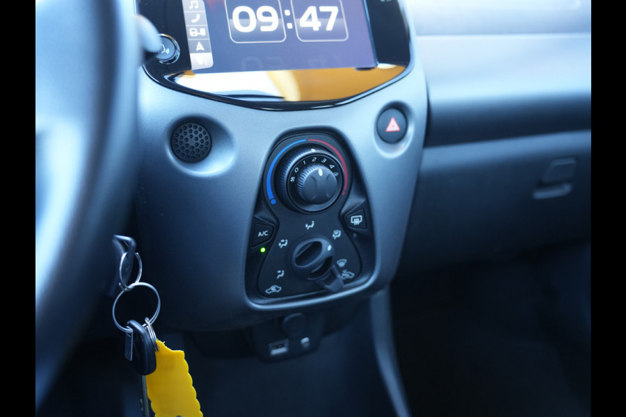 Toyota Aygo 1.0 VVT-i x-play | LED | Achteruitrijcamera | Apple Carplay/Android Auto |