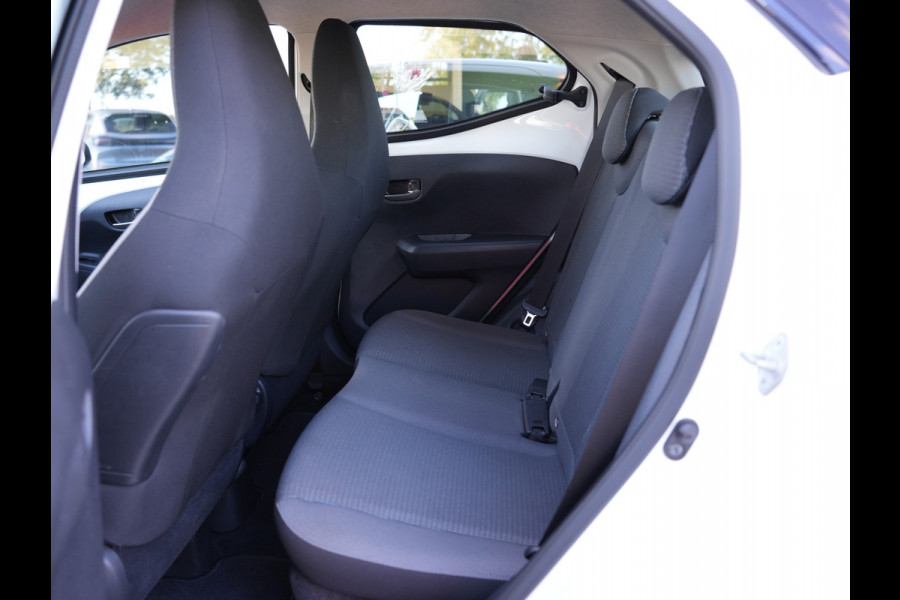 Toyota Aygo 1.0 VVT-i x-play | LED | Achteruitrijcamera | Apple Carplay/Android Auto |