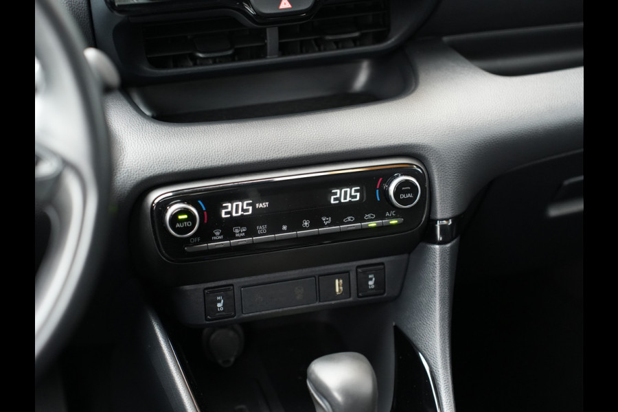 Toyota Yaris 1.5 Hybrid Executive | Head-up display | Draadloze telefoonlader | Voorstoelen verwarmd |