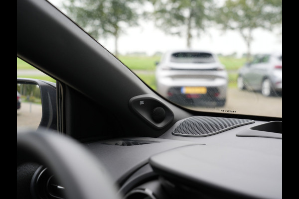 Toyota Yaris 1.5 Hybrid Executive | Head-up display | Draadloze telefoonlader | Voorstoelen verwarmd |