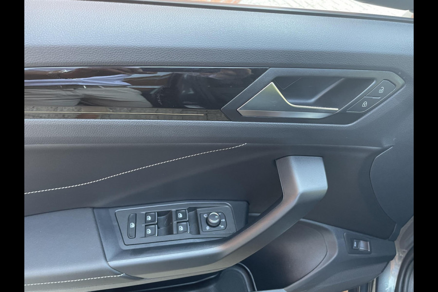 Volkswagen T-Roc 1.5 TSI 150pk DSG R-Line Navigatie Apple Carplay / Android Auto Parkeersensoren Afneembare trekhaak Park Assist Adaptive Cruise Control Elektrische achterklep Stoel- en stuurverwarming Climate Control Ledverlichting Virtual Cockpit