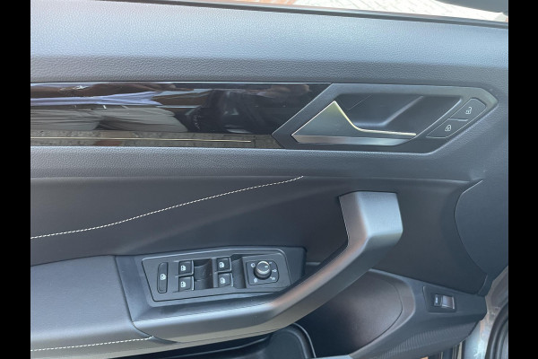 Volkswagen T-Roc 1.5 TSI 150pk DSG R-Line Navigatie Apple Carplay / Android Auto Parkeersensoren Afneembare trekhaak Park Assist Adaptive Cruise Control Elektrische achterklep Stoel- en stuurverwarming Climate Control Ledverlichting Virtual Cockpit