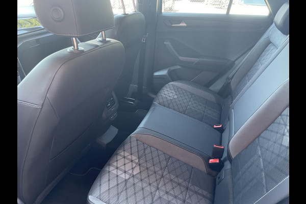 Volkswagen T-Roc 1.5 TSI 150pk DSG R-Line Navigatie Apple Carplay / Android Auto Parkeersensoren Afneembare trekhaak Park Assist Adaptive Cruise Control Elektrische achterklep Stoel- en stuurverwarming Climate Control Ledverlichting Virtual Cockpit