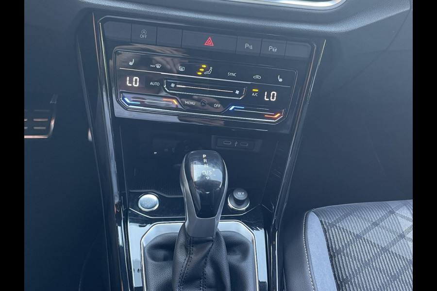 Volkswagen T-Roc 1.5 TSI 150pk DSG R-Line Navigatie Apple Carplay / Android Auto Parkeersensoren Afneembare trekhaak Park Assist Adaptive Cruise Control Elektrische achterklep Stoel- en stuurverwarming Climate Control Ledverlichting Virtual Cockpit