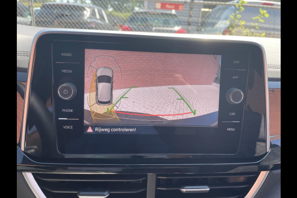 Volkswagen T-Roc 1.5 TSI 150pk DSG R-Line Navigatie Apple Carplay / Android Auto Parkeersensoren Afneembare trekhaak Park Assist Adaptive Cruise Control Elektrische achterklep Stoel- en stuurverwarming Climate Control Ledverlichting Virtual Cockpit