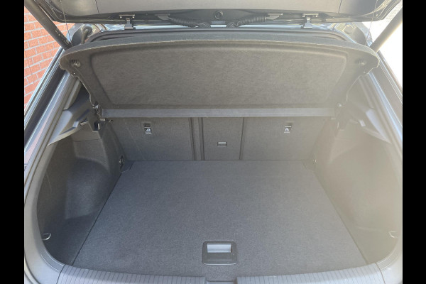 Volkswagen T-Roc 1.5 TSI 150pk DSG R-Line Navigatie Apple Carplay / Android Auto Parkeersensoren Afneembare trekhaak Park Assist Adaptive Cruise Control Elektrische achterklep Stoel- en stuurverwarming Climate Control Ledverlichting Virtual Cockpit