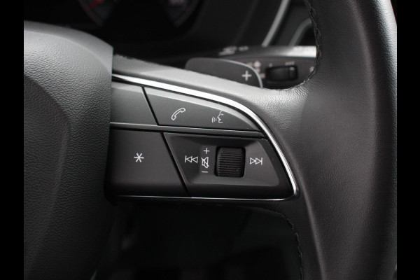 Audi A4 Avant 40 TFSI 205pk Automaat S Line Plus Navigatie Climate Control Cruise control Lichtmetalen velgen Stoelverwarming Parkeersensoren Elektrische achterklep