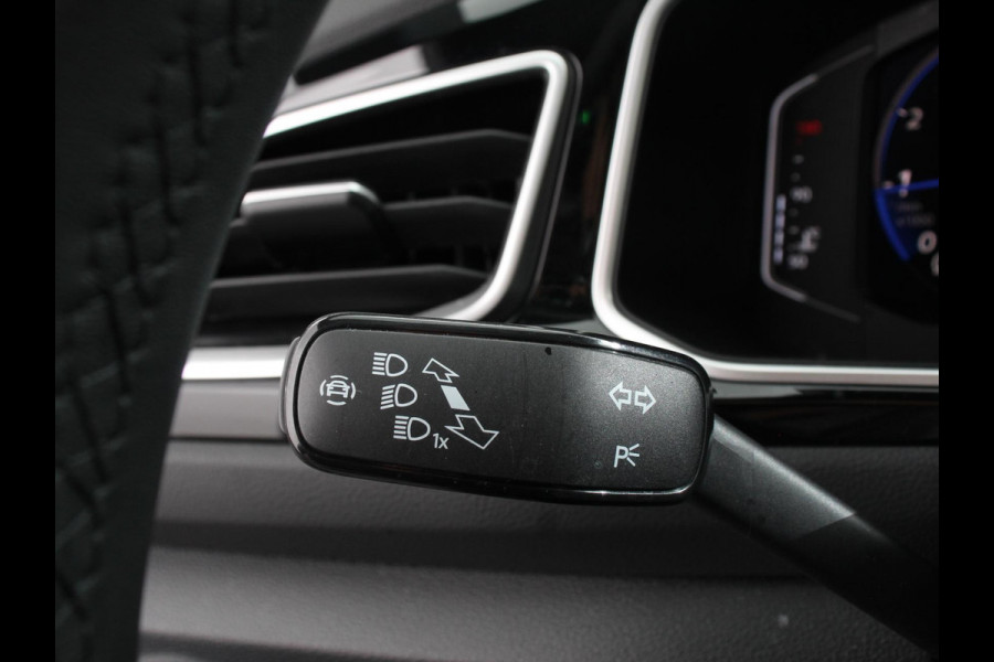 Volkswagen T-Roc 1.5 eTsi R-Line Edition Automaat Navigatie Apple Carplay/Android Auto Camera Parkeersensoren Adaptive Cruise Control Stoelverwarming Virtual Cockpit Elektrische achterklep Getinte ramen Climate Control