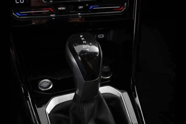Volkswagen T-Roc 1.5 eTsi R-Line Edition Automaat Navigatie Apple Carplay/Android Auto Camera Parkeersensoren Adaptive Cruise Control Stoelverwarming Virtual Cockpit Elektrische achterklep Getinte ramen Climate Control
