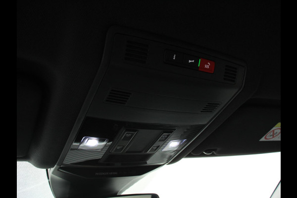 Volkswagen T-Roc 1.5 eTsi R-Line Edition Automaat Navigatie Apple Carplay/Android Auto Camera Parkeersensoren Adaptive Cruise Control Stoelverwarming Virtual Cockpit Elektrische achterklep Getinte ramen Climate Control