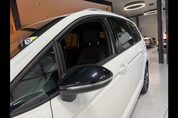 Volkswagen Touran 1.5 TSI United Garantie Trekhaak Xenon Acc Navi Stoelverwarming Rijklaar