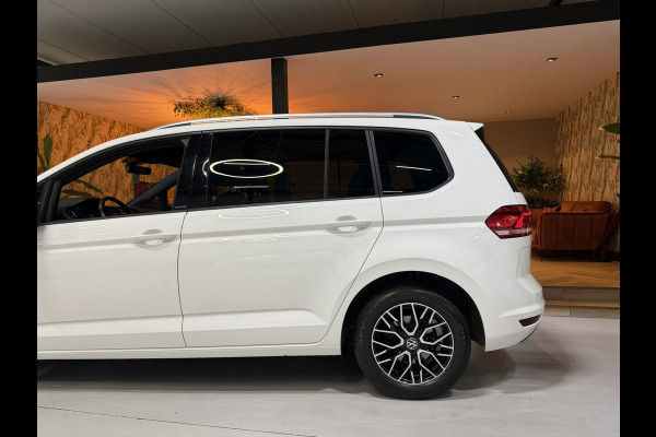 Volkswagen Touran 1.5 TSI United Garantie Trekhaak Xenon Acc Navi Stoelverwarming Rijklaar