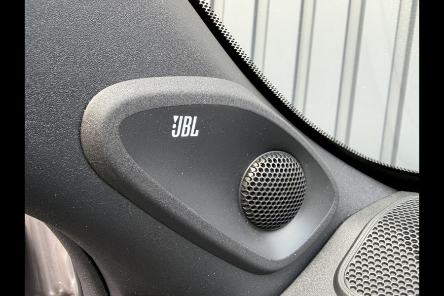 Toyota Yaris 1.5 Hybrid 130 Executive / Bi tone | Pano dak | JBL | PDC A+V | 10 jr GARANTIE | Rijklaar!!