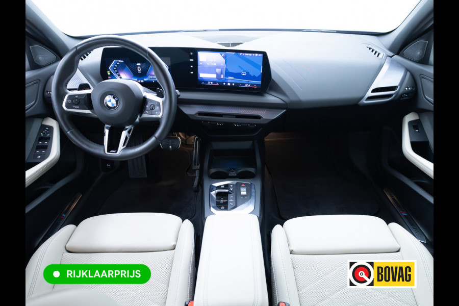BMW 1-serie 120i M-Sport Pro pakket 170 PK | Harman Kardon | 19" LMV | Adap. onderstel | Parkeer pakket | Shadowline Led koplampen | M-Technic achterspoiler, M Sportremmen, Extra getint glas, Thundernight metallic lak, Veganza Oyster interieur