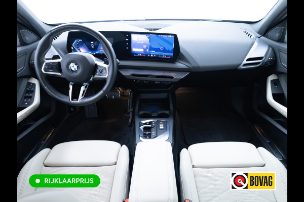 BMW 1-serie 120i M-Sport Pro pakket 170 PK | Harman Kardon | 19" LMV | Adap. onderstel | Parkeer pakket | Shadowline Led koplampen | M-Technic achterspoiler, M Sportremmen, Extra getint glas, Thundernight metallic lak, Veganza Oyster interieur