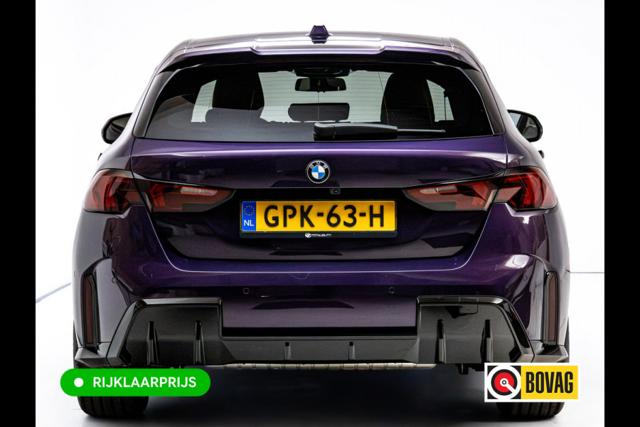 BMW 1-serie 120i M-Sport Pro pakket 170 PK | Harman Kardon | 19" LMV | Adap. onderstel | Parkeer pakket | Shadowline Led koplampen | M-Technic achterspoiler, M Sportremmen, Extra getint glas, Thundernight metallic lak, Veganza Oyster interieur