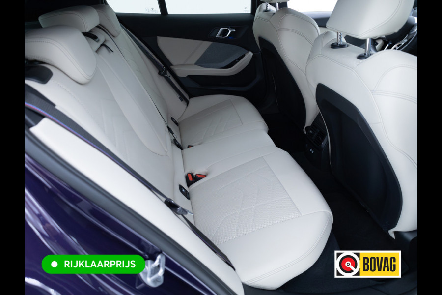BMW 1-serie 120i M-Sport Pro pakket 170 PK | Harman Kardon | 19" LMV | Adap. onderstel | Parkeer pakket | Shadowline Led koplampen | M-Technic achterspoiler, M Sportremmen, Extra getint glas, Thundernight metallic lak, Veganza Oyster interieur