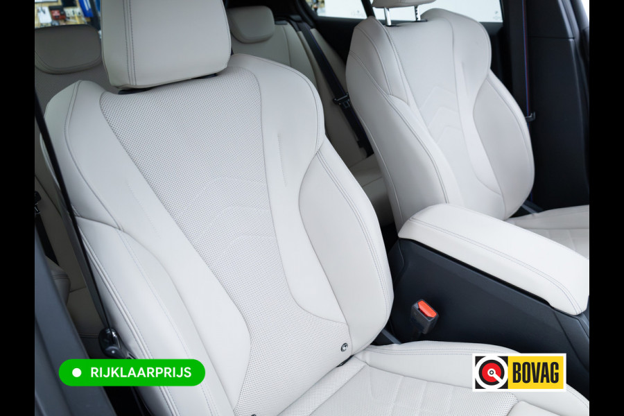 BMW 1-serie 120i M-Sport Pro pakket 170 PK | Harman Kardon | 19" LMV | Adap. onderstel | Parkeer pakket | Shadowline Led koplampen | M-Technic achterspoiler, M Sportremmen, Extra getint glas, Thundernight metallic lak, Veganza Oyster interieur