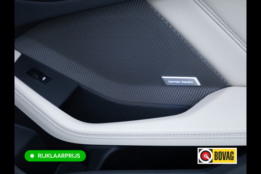 BMW 1-serie 120i M-Sport Pro pakket 170 PK | Harman Kardon | 19" LMV | Adap. onderstel | Parkeer pakket | Shadowline Led koplampen | M-Technic achterspoiler, M Sportremmen, Extra getint glas, Thundernight metallic lak, Veganza Oyster interieur