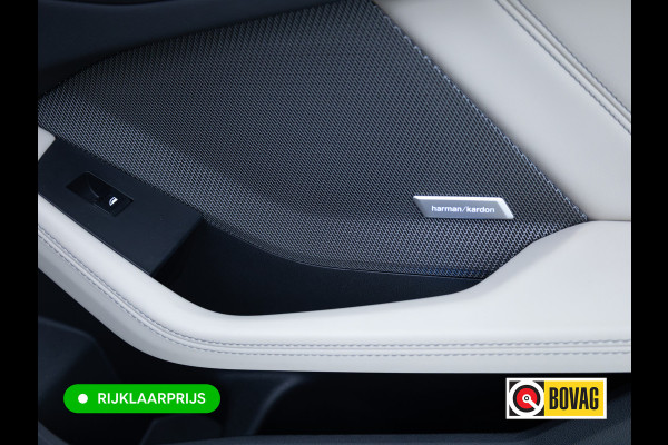 BMW 1-serie 120i M-Sport Pro pakket 170 PK | Harman Kardon | 19" LMV | Adap. onderstel | Parkeer pakket | Shadowline Led koplampen | M-Technic achterspoiler, M Sportremmen, Extra getint glas, Thundernight metallic lak, Veganza Oyster interieur