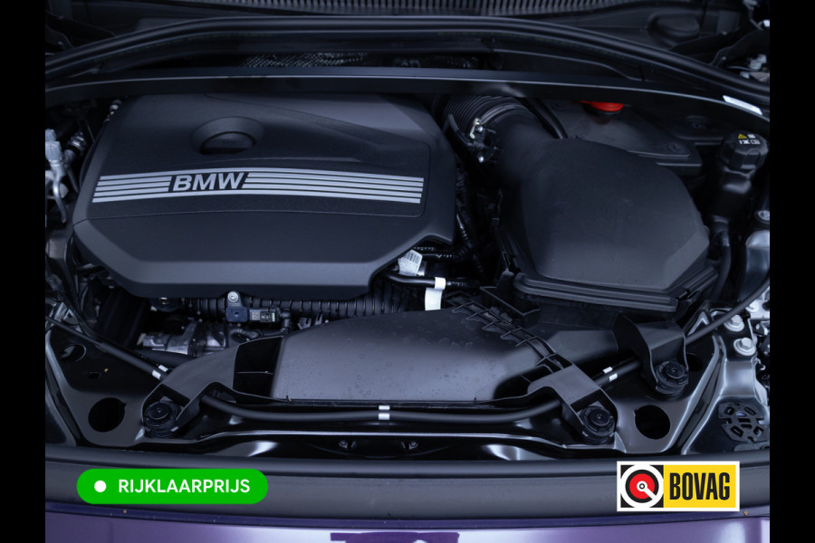 BMW 1-serie 120i M-Sport Pro pakket 170 PK | Harman Kardon | 19" LMV | Adap. onderstel | Parkeer pakket | Shadowline Led koplampen | M-Technic achterspoiler, M Sportremmen, Extra getint glas, Thundernight metallic lak, Veganza Oyster interieur