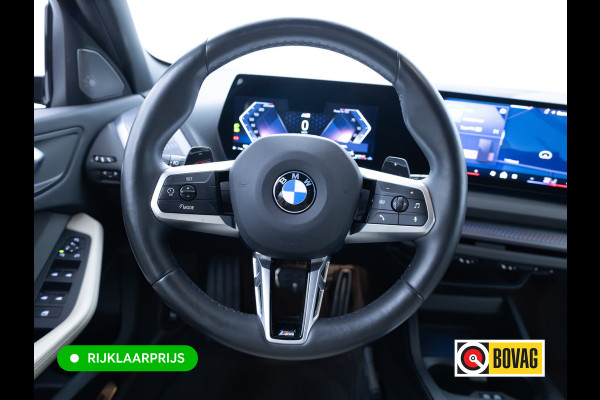 BMW 1-serie 120i M-Sport Pro pakket 170 PK | Harman Kardon | 19" LMV | Adap. onderstel | Parkeer pakket | Shadowline Led koplampen | M-Technic achterspoiler, M Sportremmen, Extra getint glas, Thundernight metallic lak, Veganza Oyster interieur