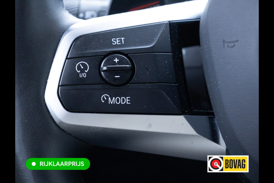 BMW 1-serie 120i M-Sport Pro pakket 170 PK | Harman Kardon | 19" LMV | Adap. onderstel | Parkeer pakket | Shadowline Led koplampen | M-Technic achterspoiler, M Sportremmen, Extra getint glas, Thundernight metallic lak, Veganza Oyster interieur