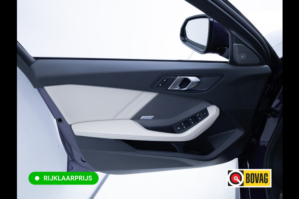 BMW 1-serie 120i M-Sport Pro pakket 170 PK | Harman Kardon | 19" LMV | Adap. onderstel | Parkeer pakket | Shadowline Led koplampen | M-Technic achterspoiler, M Sportremmen, Extra getint glas, Thundernight metallic lak, Veganza Oyster interieur
