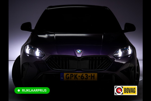 BMW 1-serie 120i M-Sport Pro pakket 170 PK | Harman Kardon | 19" LMV | Adap. onderstel | Parkeer pakket | Shadowline Led koplampen | M-Technic achterspoiler, M Sportremmen, Extra getint glas, Thundernight metallic lak, Veganza Oyster interieur