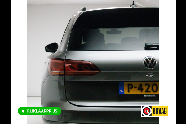 Volkswagen Touareg 3.0 TSi 4MOTION R-line 462 PK | Panoramadak | Luchtvering | Leer | Travel Assist | El.verstelbare stoel met geheugen, Wegklapbare trekhaak, Stoel- stuurverwarming, Keyless, Sfeerverlichting